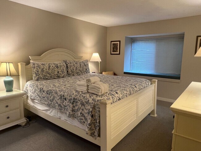 Building Photo - Unfurnished First Floor 3BR Condo in Sea P...