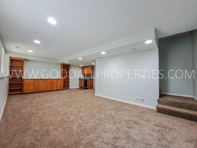 Building Photo - 3 Bedroom 3.5 Bath Urbandale Home Waukee S...