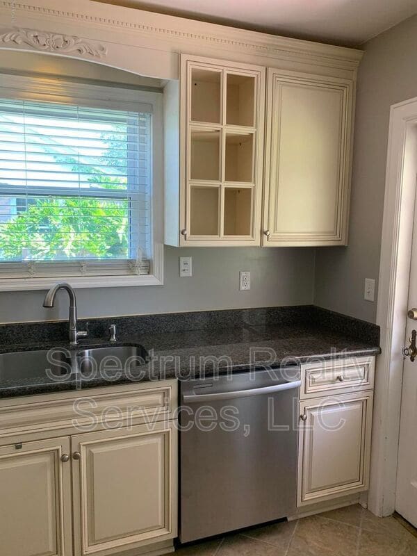 Building Photo - 2151 Traymore Rd