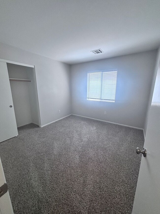 Building Photo - GREAT SINGLE STORY WITH 3 BEDS & 2 BATHS IN GATED COMMUNITY!
