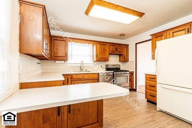 Building Photo - 605 N Camden Dr