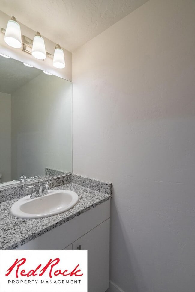 Building Photo - Gorgeous 3 Bedroom Townhome in Washington!