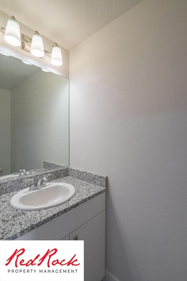 Building Photo - Pet friendly 3 Bedroom Townhome in Washington!