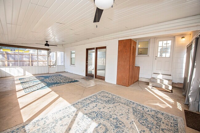 Building Photo - 1448 E Walnut St