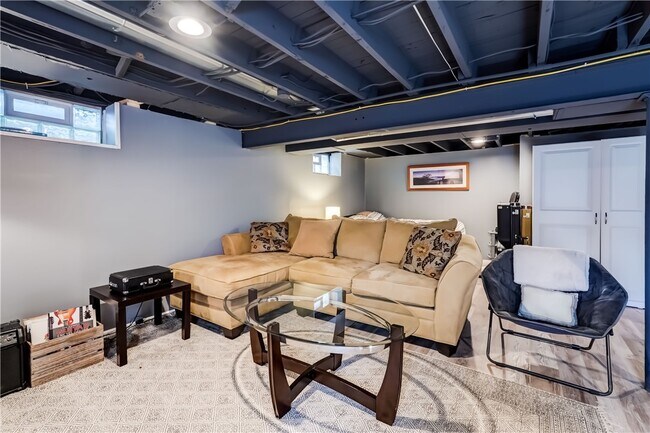 Building Photo - 20 Meadow View Dr