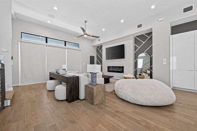 Building Photo - 607 Memorial Heights Dr