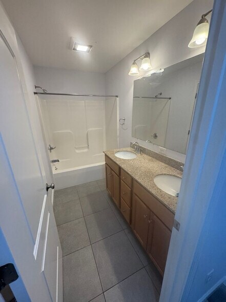 Building Photo - 135-137 Laconia St