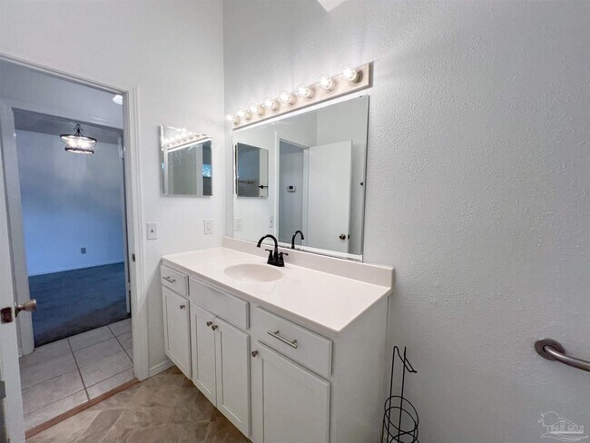 Building Photo - 8101 Treetop Ln