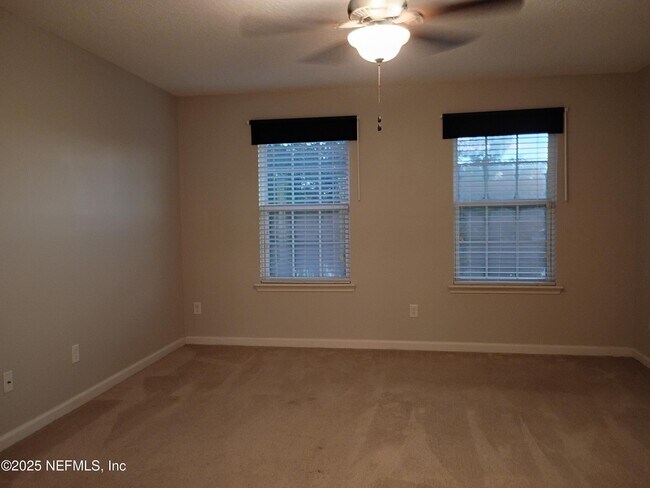 Building Photo - 425 Oasis Ln