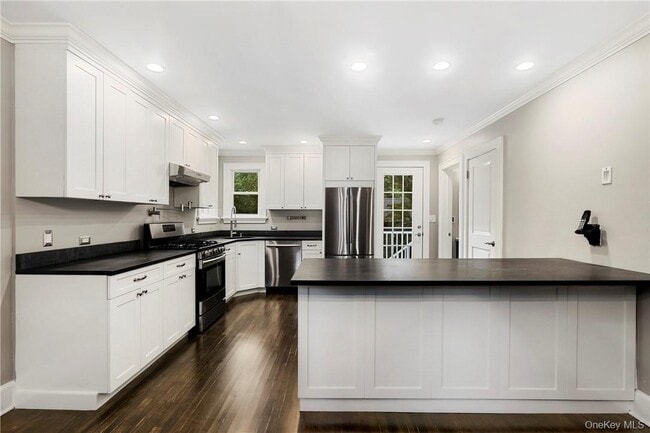 Building Photo - 48 Rossmore Ave