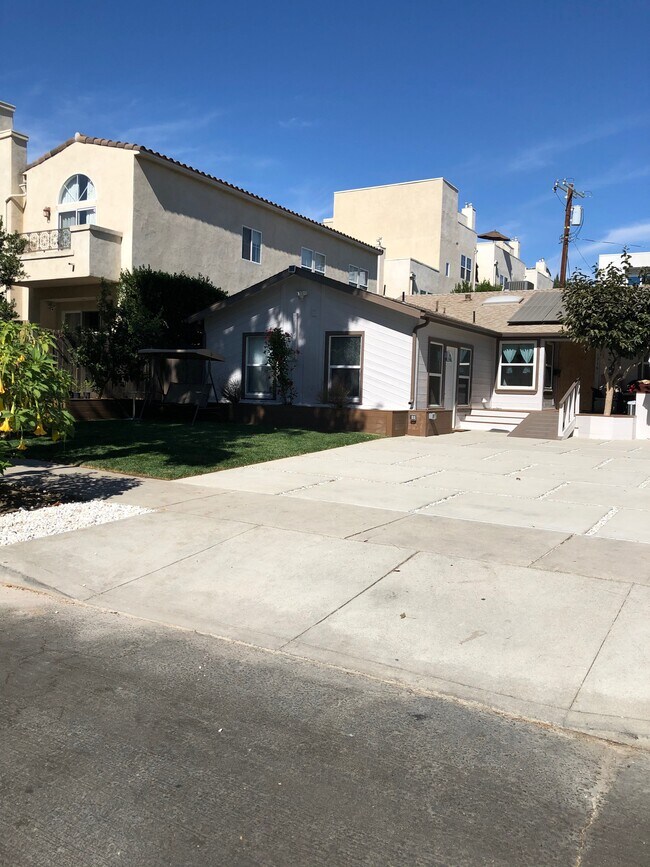 Main House/Guest Suite - 15161 Killion St