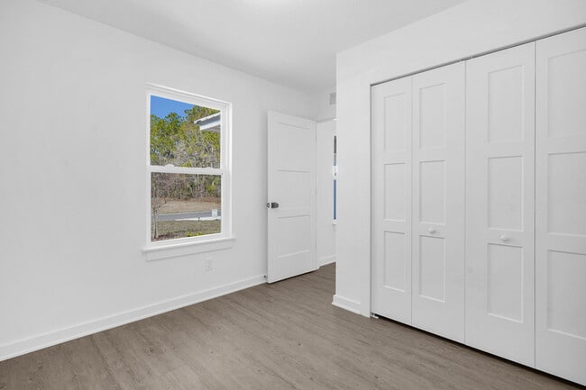 Building Photo - 706 S Brevard St