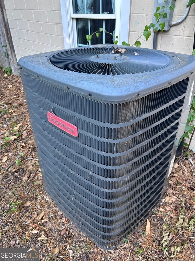 Building Photo - 601 Heard