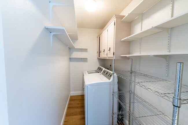 Building Photo - 5603 Ventura Dr