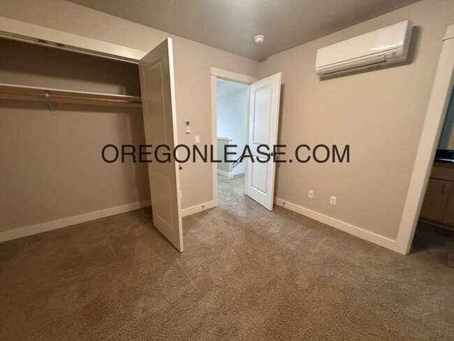 Building Photo - 2 bedroom 2.5 bath townhouse in Cal Young Area