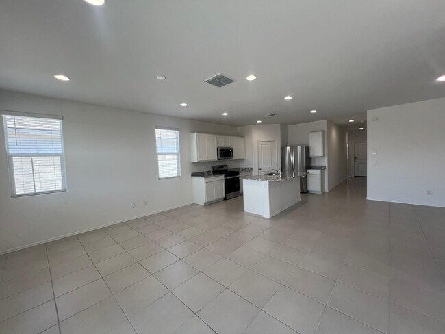 Building Photo - 15645 W Desert Hollow Dr