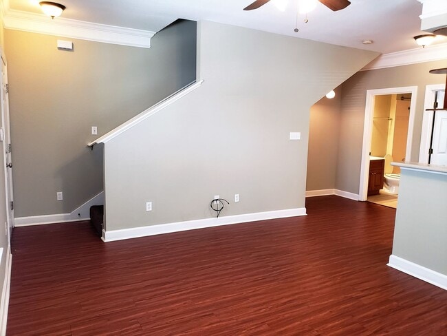 Building Photo - 3 bedroom townhome for rent right away, gated community, pool renting for $1450