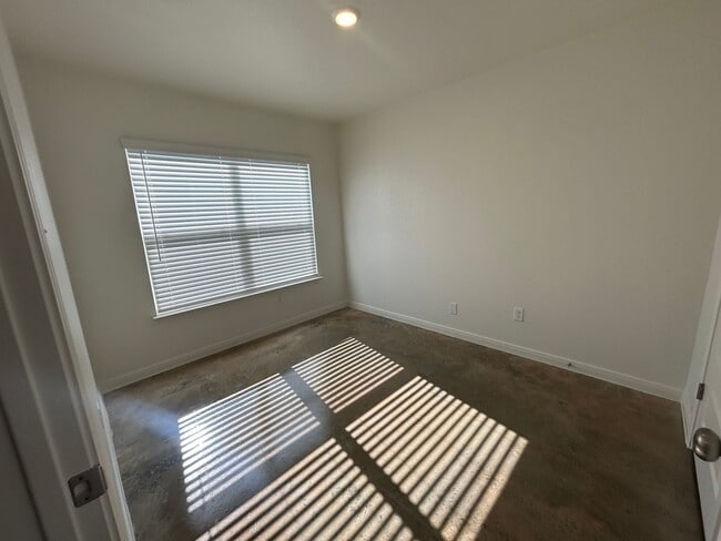 Building Photo - 909 Switchgrass Dr