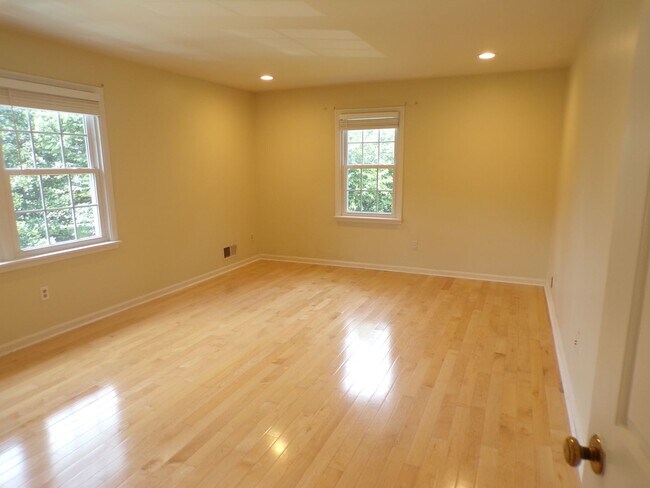 Building Photo - WOW Factor Home in Alexandria