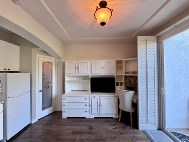 Building Photo - For Lease – Fully Renovated & Furnished Ne...