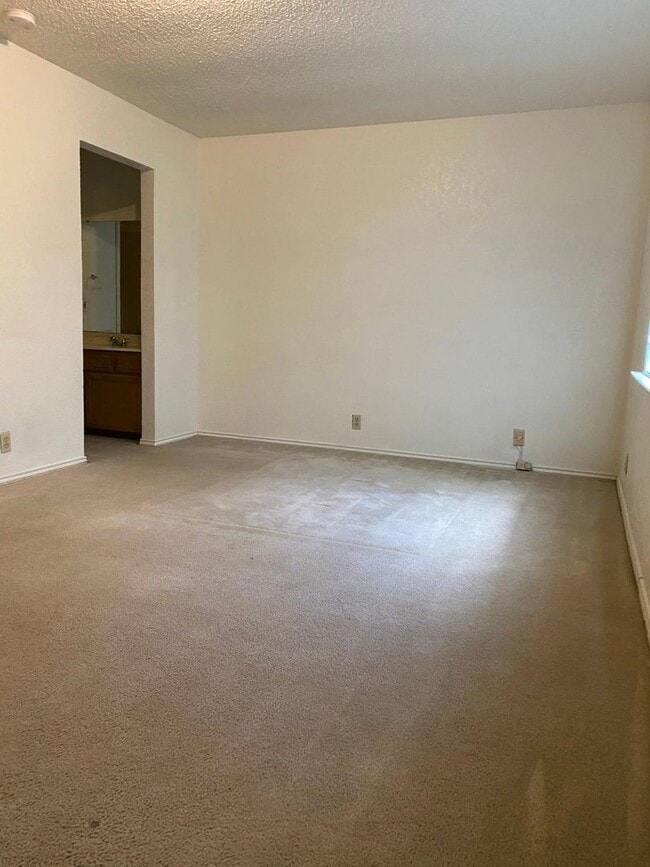 Building Photo - Half Duplex ready for immediate move-in!