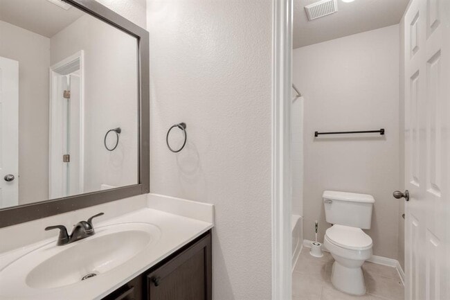 Building Photo - 211 Hanstrom Dr