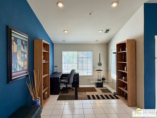 Building Photo - 9939 Vía Real