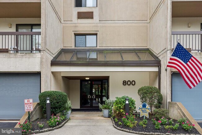 Building Photo - 800 Avondale Rd