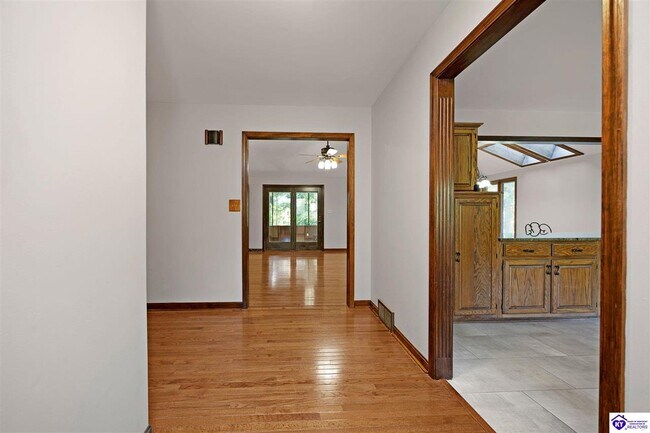 Building Photo - 306 Forest Trce