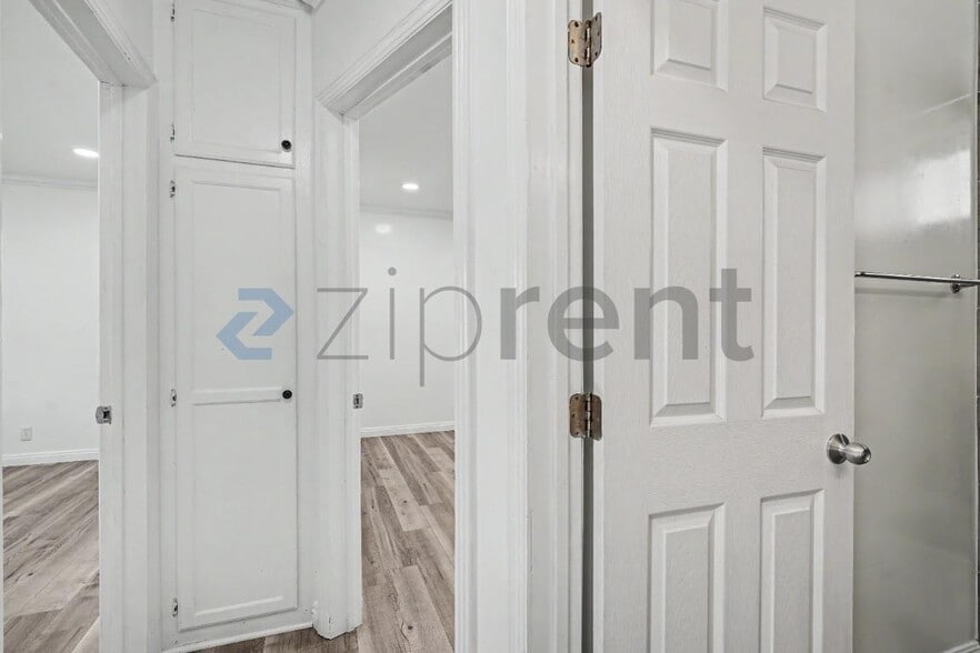 Building Photo - Unit