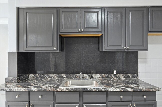 Building Photo - $1375 3 bedooms