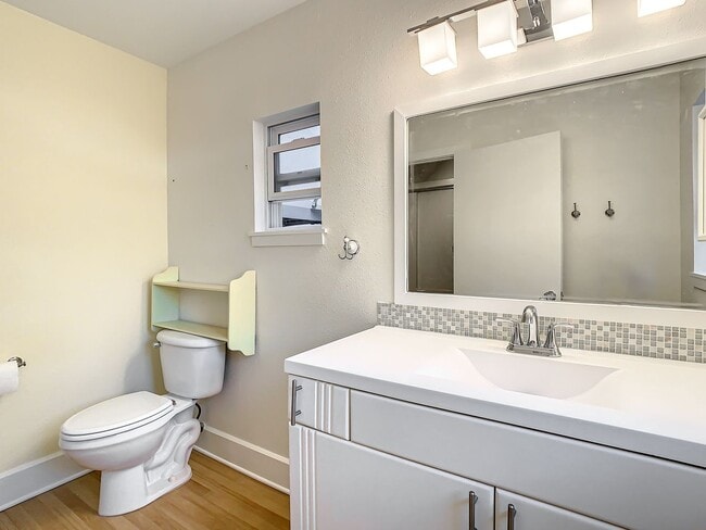 Building Photo - Charming two bedroom two bathroom cottage in North St. Petersburg Fully Updated.