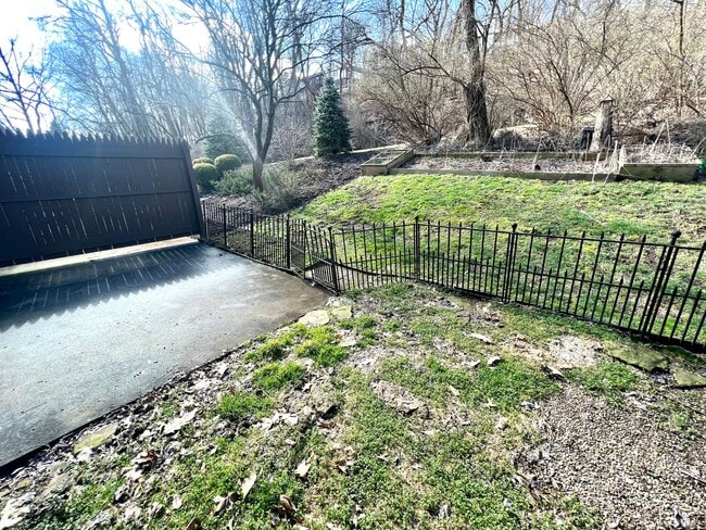 Building Photo - Sewickley Heights - Gorgeous Townhouse - 3 Bedroom 2 Bathroom - Swimming Pool and Tennis Courts