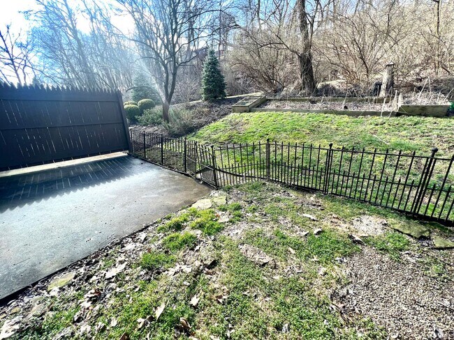 Building Photo - Sewickley Heights - Gorgeous Townhouse - 3...