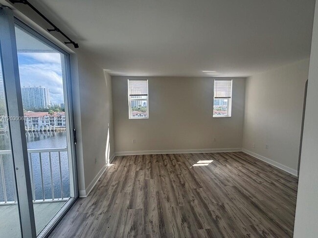 Building Photo - 2999 Point E Dr