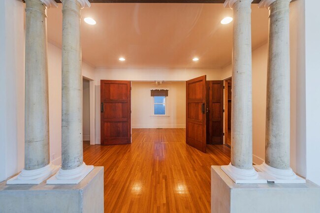 Building Photo - Classic Hermosa Beach Home!