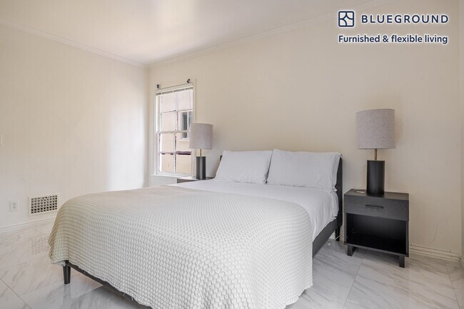 Building Photo - 136 S Roxbury Dr