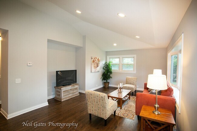 Building Photo - 690 Highland Pl