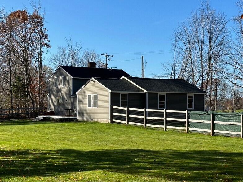 Side view of garage and downstairs rear bedroom - 480 Newington Rd
