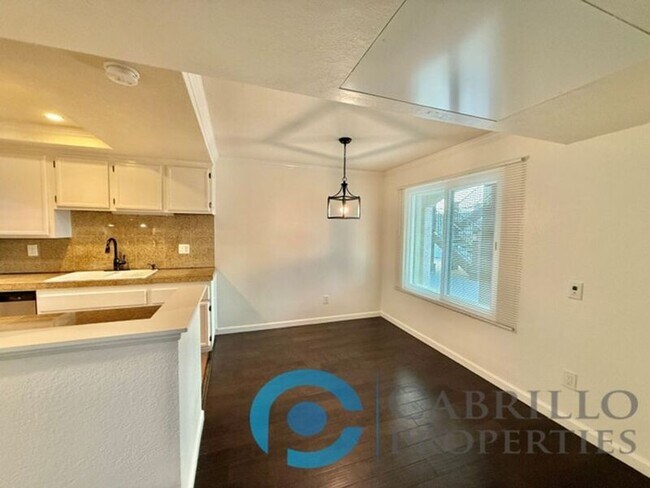 Building Photo - 2828 Famosa Blvd