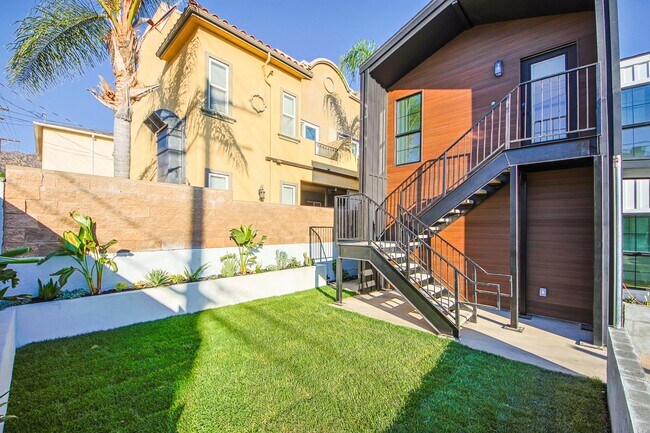 Building Photo - Luxury Living with Massive Private Yard in Downtown Burbank!