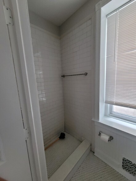 Building Photo - 637 N 32nd St
