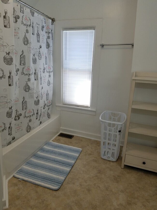 Building Photo - Grand Rapids, MI Downtown 2-Story Victorian-Style Cottage