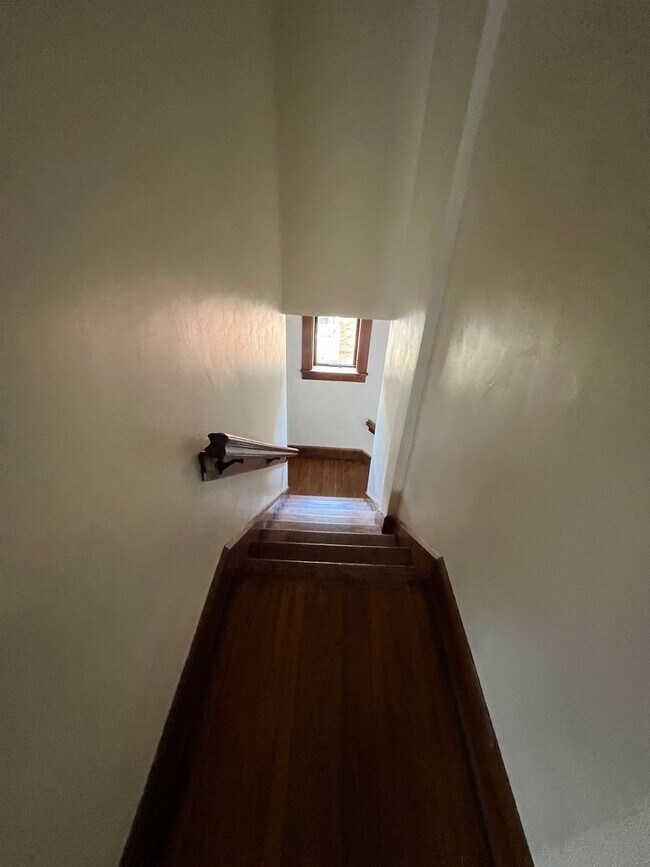 Building Photo - 5 BD/2BA Home next to Kirkwood with fenced backyard!