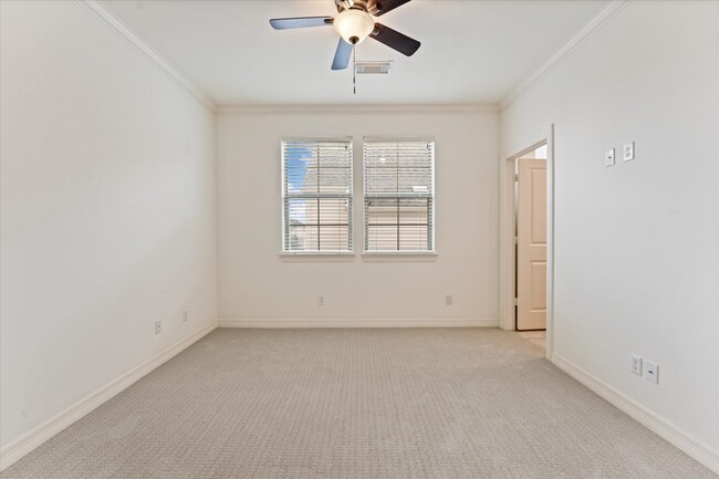 Building Photo - 906 Reinicke St