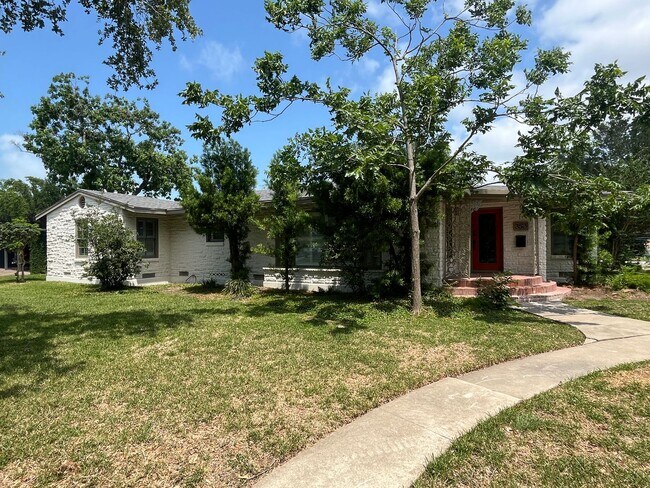 Building Photo - UPDATED HOME IN LAMAR PARK!!