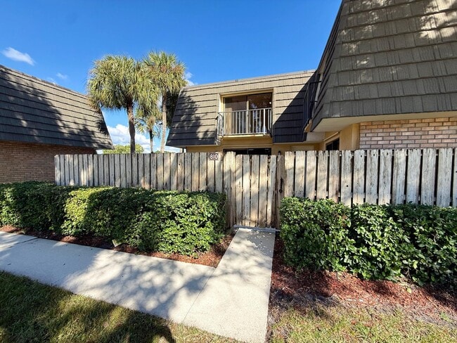 Building Photo - 810 8th Way