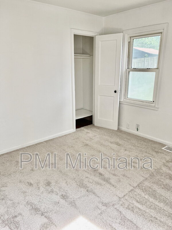 Building Photo - 3314 S Main St
