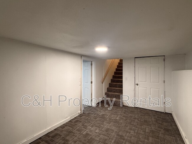 Building Photo - 631 Miles Ave