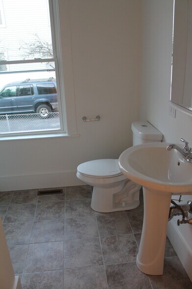 Building Photo - 17 Beechwood Ave